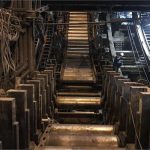 صنعت، موتورِ اصلی و محرّک اقتصاد است؛ نه پرهیاهو مثل بازار ارز و بخش‌های غیرمولد، بلکه ستونِ استوارِ تولید و اشتغال. بازار ممکن است نوسان کند، اما صنعت ستونِ ثبات است. در کارخانه‌هاست که ارزش‌افزوده خلق می‌شود، فناوری معنا می‌یابد و فرصت‌های واقعیِ کار شکل می‌گیرد؛ هر درصد رشد صنعتی، ده‌ها شغل پایدار و هزاران امید تازه می‌سازد. صنعت فقط کالا تولید نمی‌کند؛ «نظم اجتماعی» می‌سازد: مهارت، اعتبار صادراتی، زنجیره تأمین و احساس امنیت در زندگی روزمره. هر بار که برق خط تولید می‌ایستد، فقط یک کنتور خاموش نمی‌شود؛ یک «ریتم زندگی» از کار می‌افتد. قطع برق و گاز، توقف نبضِ تپنده اقتصاد است. و خوزستان؟ قلب تپنده انرژی ایران؛ جایی که نفت و گاز و برق و آب کشور به تپش آن وابسته است. خوزستان فقط استانِ مرزی یا کشاورزی و نفتی نیست؛ پیشرانِ تولید ملی و گلوگاهِ تأمین انرژی است. خاموشیِ صنعت در خوزستان، خاموشیِ امید در سراسر ایران است. تابستان ۱۴۰۴ به ما یادآوری کرد که محدودیت‌های برقی چگونه سفارش‌های صادراتی را نیمه‌کاره می‌گذارد، کارگر را سرگردانِ خانه می‌کند، سرمایه‌گذار را مردد و مدیر و متخصص را دلسرد. قطع برق فقط «زیان مالی» نیست؛ پیامدهای اجتماعی دارد: فرسایش سرمایه اجتماعی، افزایش تعارض‌های محلی، تشدید ناامیدی نسل جوان و تشویش افکار عمومی. اکنون رئیس‌جمهور گفته است «چرخ تولید نباید بایستد»؛ شعار خوبی است—اگر برای مسئولان به «نقشه راه» تبدیل شود. نوبت وزارت نیروست که این قول را به عمل بدل کند: تضمین سوخت نیروگاه‌ها در سرما، هماهنگی استانی و ملی برای پرهیز از تصمیم‌های جزیره‌ای و تحمیل محدودیت انرژی به صنایع، و از همه مهم‌تر، قرار دادن استان‌های پیشران مانند خوزستان در اولویت پایداری انرژی. زمستان امسال، آزمون اعتبار سیاست‌گذاری انرژی است. اگر تدبیر پیش‌دستانه جای واکنش دیرهنگام را بگیرد، چراغ کارخانه‌ها روشن می‌ماند و اعتماد عمومی تقویت می‌شود. خاموشیِ صنعت، تنها توقف یک خط تولید نیست؛ تعلیق امید و اشتغال است. انتخاب روشن است: یا زمستانِ تدبیر و روشنایی، یا زمستانی که خاموشی‌اش به سال سرایت می‌کند.