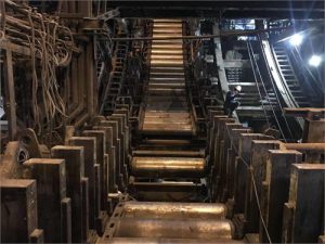 صنعت، موتورِ اصلی و محرّک اقتصاد است؛ نه پرهیاهو مثل بازار ارز و بخش‌های غیرمولد، بلکه ستونِ استوارِ تولید و اشتغال. بازار ممکن است نوسان کند، اما صنعت ستونِ ثبات است. در کارخانه‌هاست که ارزش‌افزوده خلق می‌شود، فناوری معنا می‌یابد و فرصت‌های واقعیِ کار شکل می‌گیرد؛ هر درصد رشد صنعتی، ده‌ها شغل پایدار و هزاران امید تازه می‌سازد. صنعت فقط کالا تولید نمی‌کند؛ «نظم اجتماعی» می‌سازد: مهارت، اعتبار صادراتی، زنجیره تأمین و احساس امنیت در زندگی روزمره. هر بار که برق خط تولید می‌ایستد، فقط یک کنتور خاموش نمی‌شود؛ یک «ریتم زندگی» از کار می‌افتد. قطع برق و گاز، توقف نبضِ تپنده اقتصاد است. و خوزستان؟ قلب تپنده انرژی ایران؛ جایی که نفت و گاز و برق و آب کشور به تپش آن وابسته است. خوزستان فقط استانِ مرزی یا کشاورزی و نفتی نیست؛ پیشرانِ تولید ملی و گلوگاهِ تأمین انرژی است. خاموشیِ صنعت در خوزستان، خاموشیِ امید در سراسر ایران است. تابستان ۱۴۰۴ به ما یادآوری کرد که محدودیت‌های برقی چگونه سفارش‌های صادراتی را نیمه‌کاره می‌گذارد، کارگر را سرگردانِ خانه می‌کند، سرمایه‌گذار را مردد و مدیر و متخصص را دلسرد. قطع برق فقط «زیان مالی» نیست؛ پیامدهای اجتماعی دارد: فرسایش سرمایه اجتماعی، افزایش تعارض‌های محلی، تشدید ناامیدی نسل جوان و تشویش افکار عمومی. اکنون رئیس‌جمهور گفته است «چرخ تولید نباید بایستد»؛ شعار خوبی است—اگر برای مسئولان به «نقشه راه» تبدیل شود. نوبت وزارت نیروست که این قول را به عمل بدل کند: تضمین سوخت نیروگاه‌ها در سرما، هماهنگی استانی و ملی برای پرهیز از تصمیم‌های جزیره‌ای و تحمیل محدودیت انرژی به صنایع، و از همه مهم‌تر، قرار دادن استان‌های پیشران مانند خوزستان در اولویت پایداری انرژی. زمستان امسال، آزمون اعتبار سیاست‌گذاری انرژی است. اگر تدبیر پیش‌دستانه جای واکنش دیرهنگام را بگیرد، چراغ کارخانه‌ها روشن می‌ماند و اعتماد عمومی تقویت می‌شود. خاموشیِ صنعت، تنها توقف یک خط تولید نیست؛ تعلیق امید و اشتغال است. انتخاب روشن است: یا زمستانِ تدبیر و روشنایی، یا زمستانی که خاموشی‌اش به سال سرایت می‌کند.