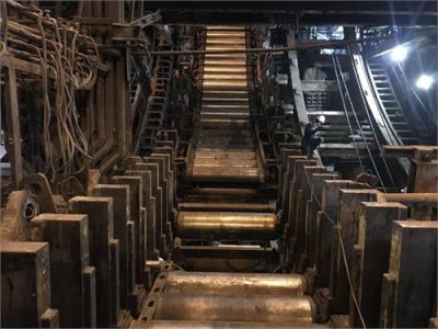 صنعت، موتورِ اصلی و محرّک اقتصاد است؛ نه پرهیاهو مثل بازار ارز و بخش‌های غیرمولد، بلکه ستونِ استوارِ تولید و اشتغال. بازار ممکن است نوسان کند، اما صنعت ستونِ ثبات است. در کارخانه‌هاست که ارزش‌افزوده خلق می‌شود، فناوری معنا می‌یابد و فرصت‌های واقعیِ کار شکل می‌گیرد؛ هر درصد رشد صنعتی، ده‌ها شغل پایدار و هزاران امید تازه می‌سازد. صنعت فقط کالا تولید نمی‌کند؛ «نظم اجتماعی» می‌سازد: مهارت، اعتبار صادراتی، زنجیره تأمین و احساس امنیت در زندگی روزمره. هر بار که برق خط تولید می‌ایستد، فقط یک کنتور خاموش نمی‌شود؛ یک «ریتم زندگی» از کار می‌افتد. قطع برق و گاز، توقف نبضِ تپنده اقتصاد است. و خوزستان؟ قلب تپنده انرژی ایران؛ جایی که نفت و گاز و برق و آب کشور به تپش آن وابسته است. خوزستان فقط استانِ مرزی یا کشاورزی و نفتی نیست؛ پیشرانِ تولید ملی و گلوگاهِ تأمین انرژی است. خاموشیِ صنعت در خوزستان، خاموشیِ امید در سراسر ایران است. تابستان ۱۴۰۴ به ما یادآوری کرد که محدودیت‌های برقی چگونه سفارش‌های صادراتی را نیمه‌کاره می‌گذارد، کارگر را سرگردانِ خانه می‌کند، سرمایه‌گذار را مردد و مدیر و متخصص را دلسرد. قطع برق فقط «زیان مالی» نیست؛ پیامدهای اجتماعی دارد: فرسایش سرمایه اجتماعی، افزایش تعارض‌های محلی، تشدید ناامیدی نسل جوان و تشویش افکار عمومی. اکنون رئیس‌جمهور گفته است «چرخ تولید نباید بایستد»؛ شعار خوبی است—اگر برای مسئولان به «نقشه راه» تبدیل شود. نوبت وزارت نیروست که این قول را به عمل بدل کند: تضمین سوخت نیروگاه‌ها در سرما، هماهنگی استانی و ملی برای پرهیز از تصمیم‌های جزیره‌ای و تحمیل محدودیت انرژی به صنایع، و از همه مهم‌تر، قرار دادن استان‌های پیشران مانند خوزستان در اولویت پایداری انرژی. زمستان امسال، آزمون اعتبار سیاست‌گذاری انرژی است. اگر تدبیر پیش‌دستانه جای واکنش دیرهنگام را بگیرد، چراغ کارخانه‌ها روشن می‌ماند و اعتماد عمومی تقویت می‌شود. خاموشیِ صنعت، تنها توقف یک خط تولید نیست؛ تعلیق امید و اشتغال است. انتخاب روشن است: یا زمستانِ تدبیر و روشنایی، یا زمستانی که خاموشی‌اش به سال سرایت می‌کند.